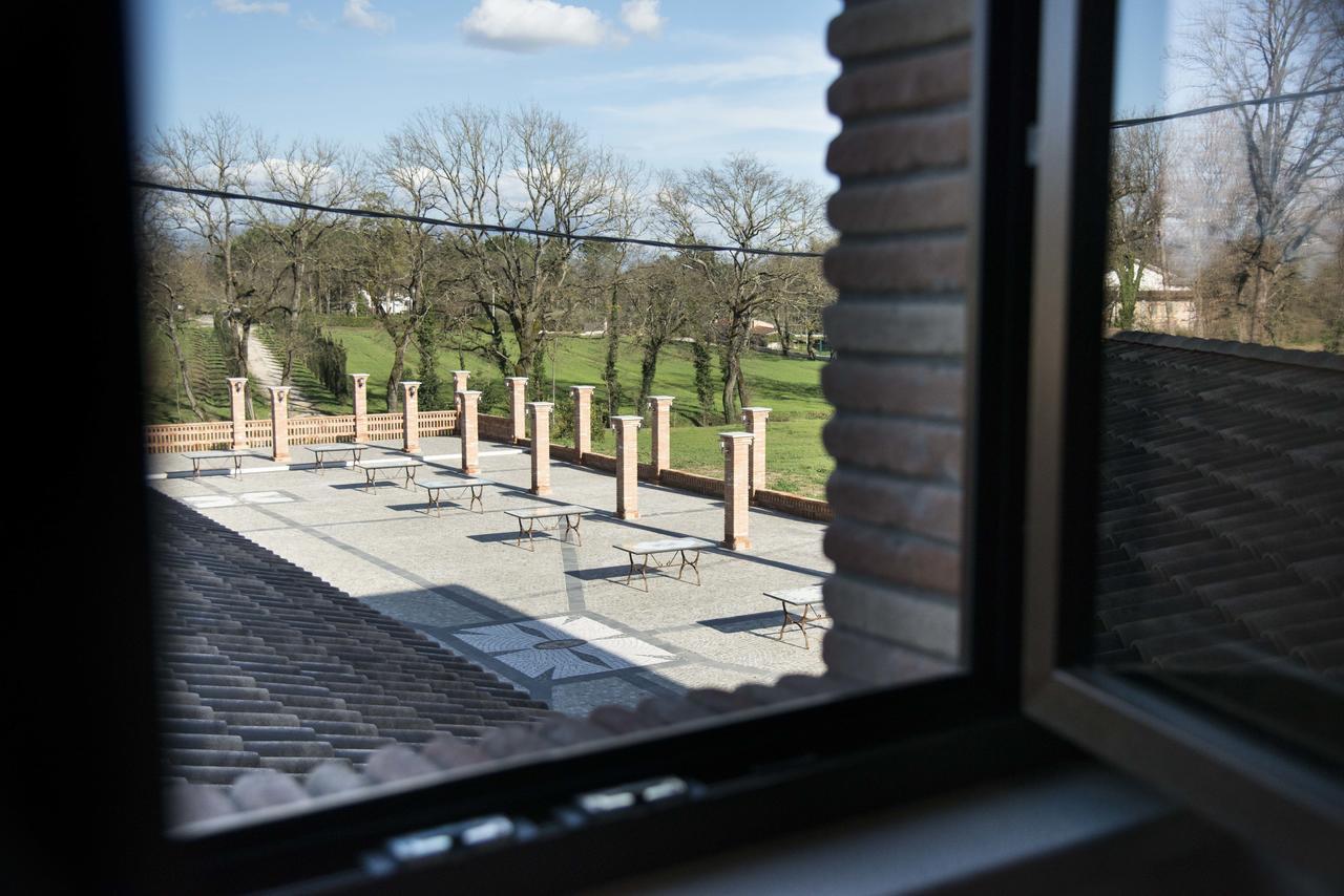 La Tenuta Di Trimalcione Pofi ภายนอก รูปภาพ